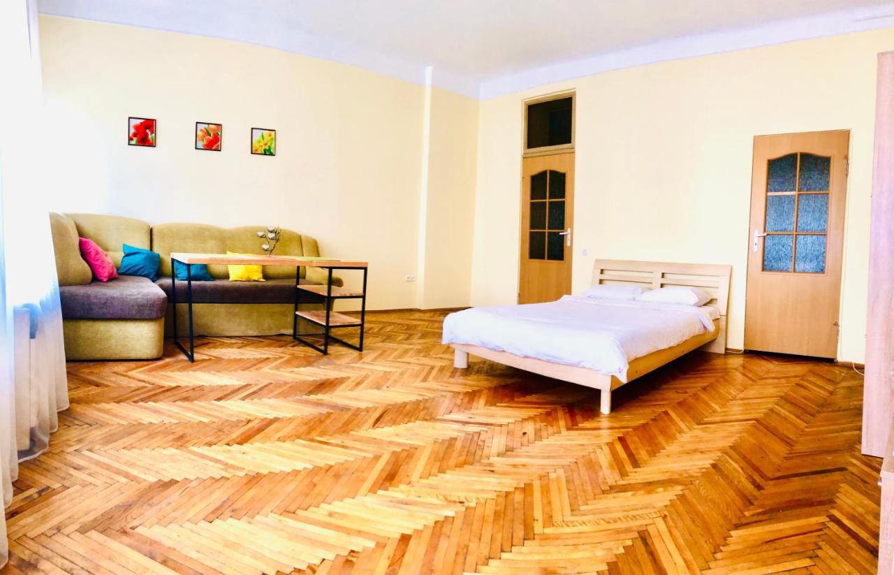 לבוב Apartment Near Opera On Horodotska 11 מראה חיצוני תמונה